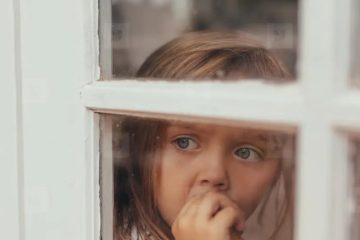 कविता: झ्यालमा देखिने एउटी सानी नानी